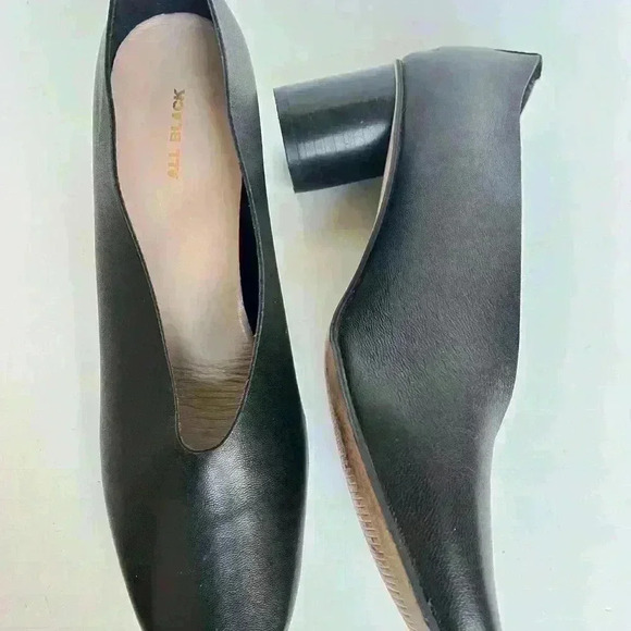 ALL BLACK Leather Pumps - Picture 5 of 9